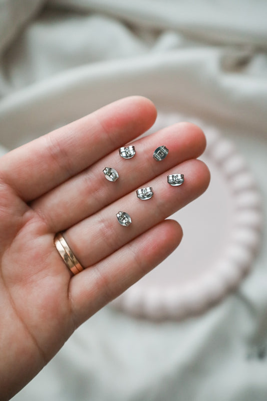 Korvakorun taustat, ruostumaton teräs