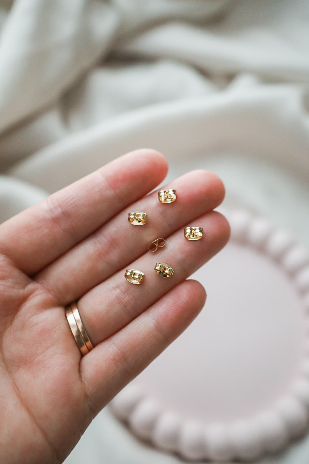 Korvakorun taustat, ruostumaton teräs