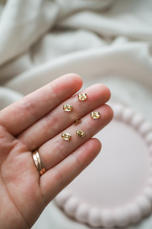 Korvakorun taustat, ruostumaton teräs