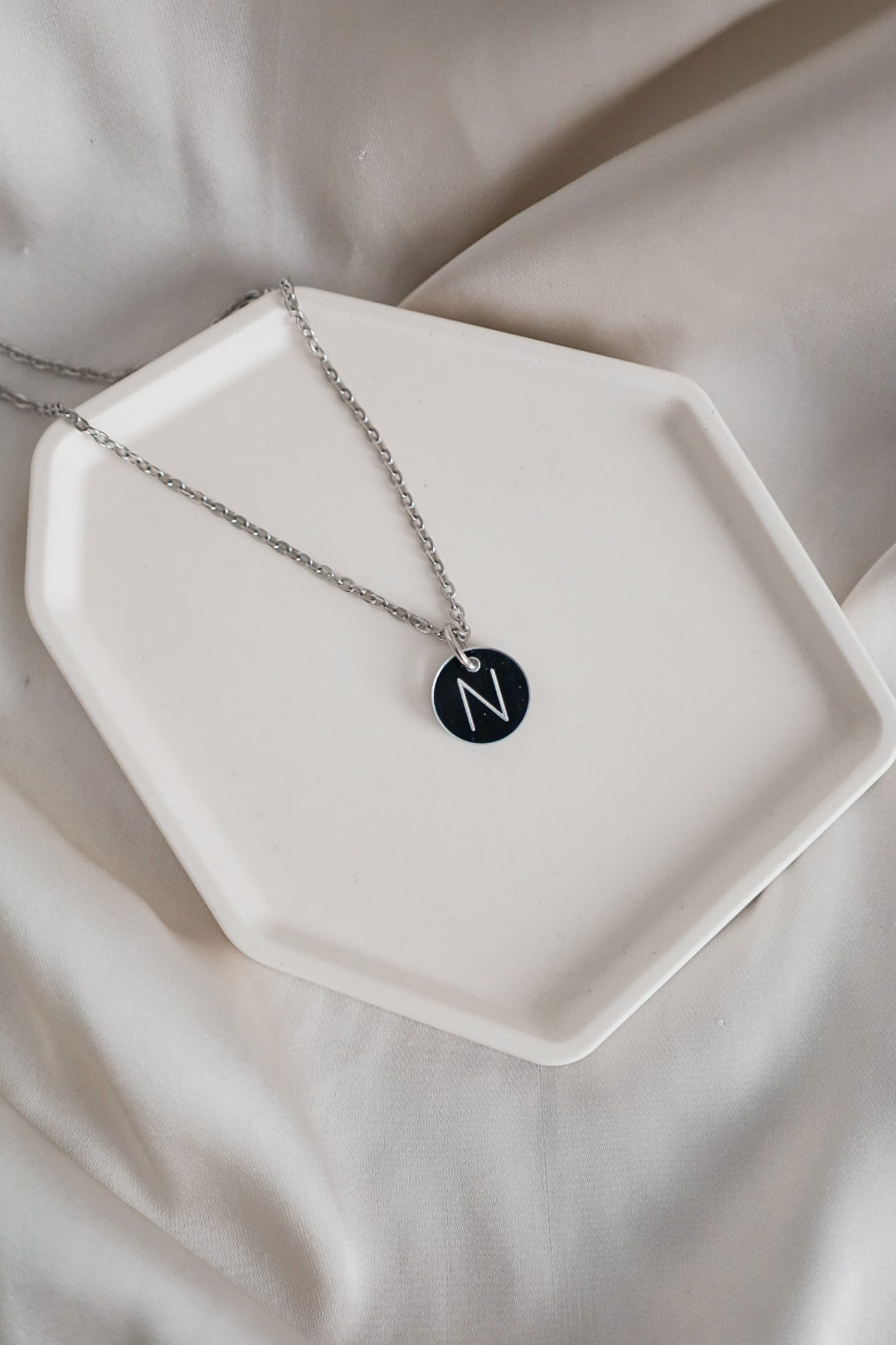 Aurora -kaulakoru kirjaimella