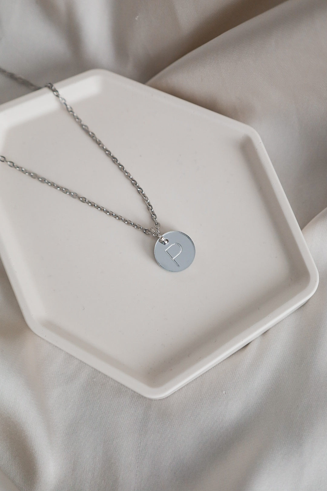 Aurora -kaulakoru kirjaimella