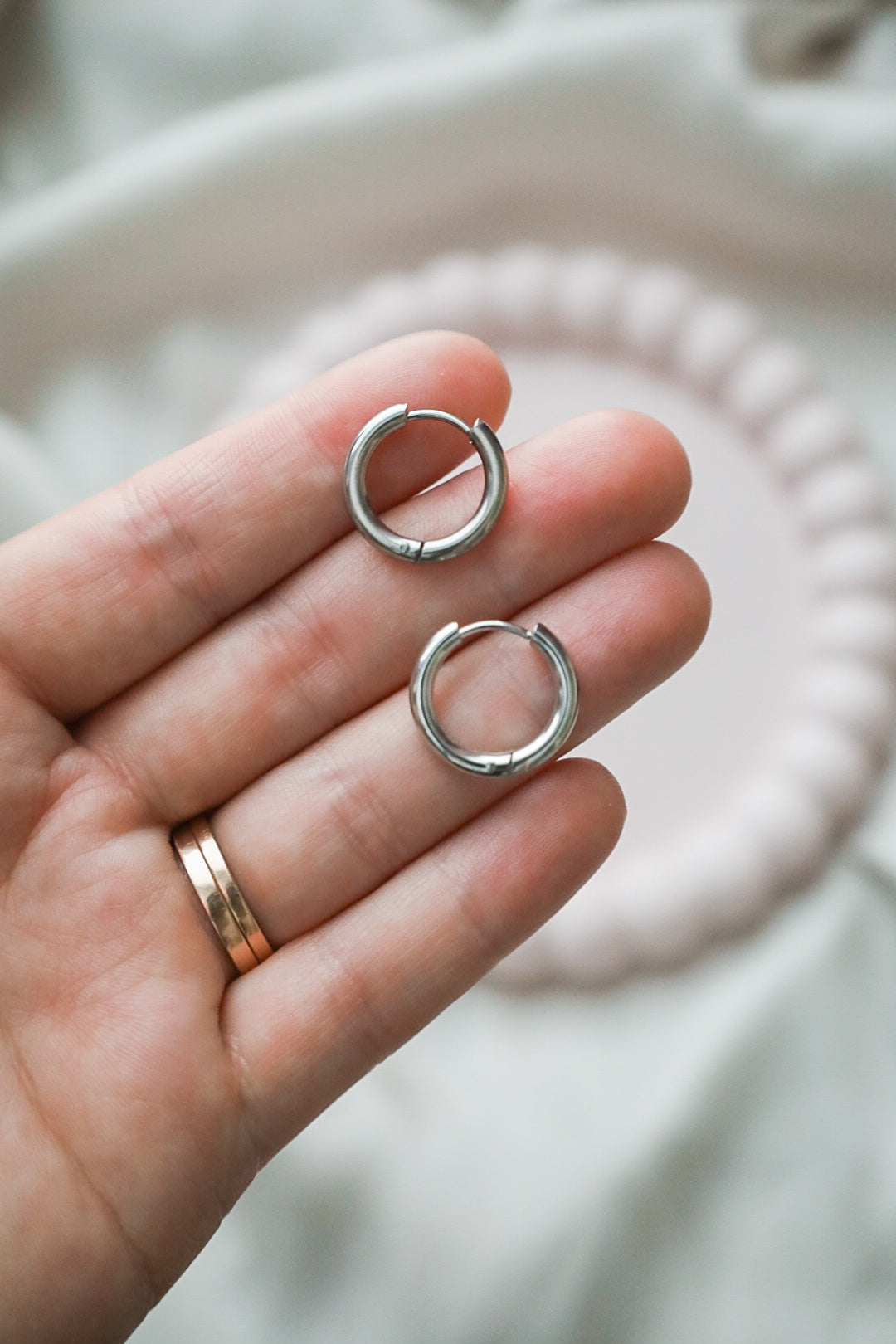 Korvakorurenkaat - teräs, eri kokoja