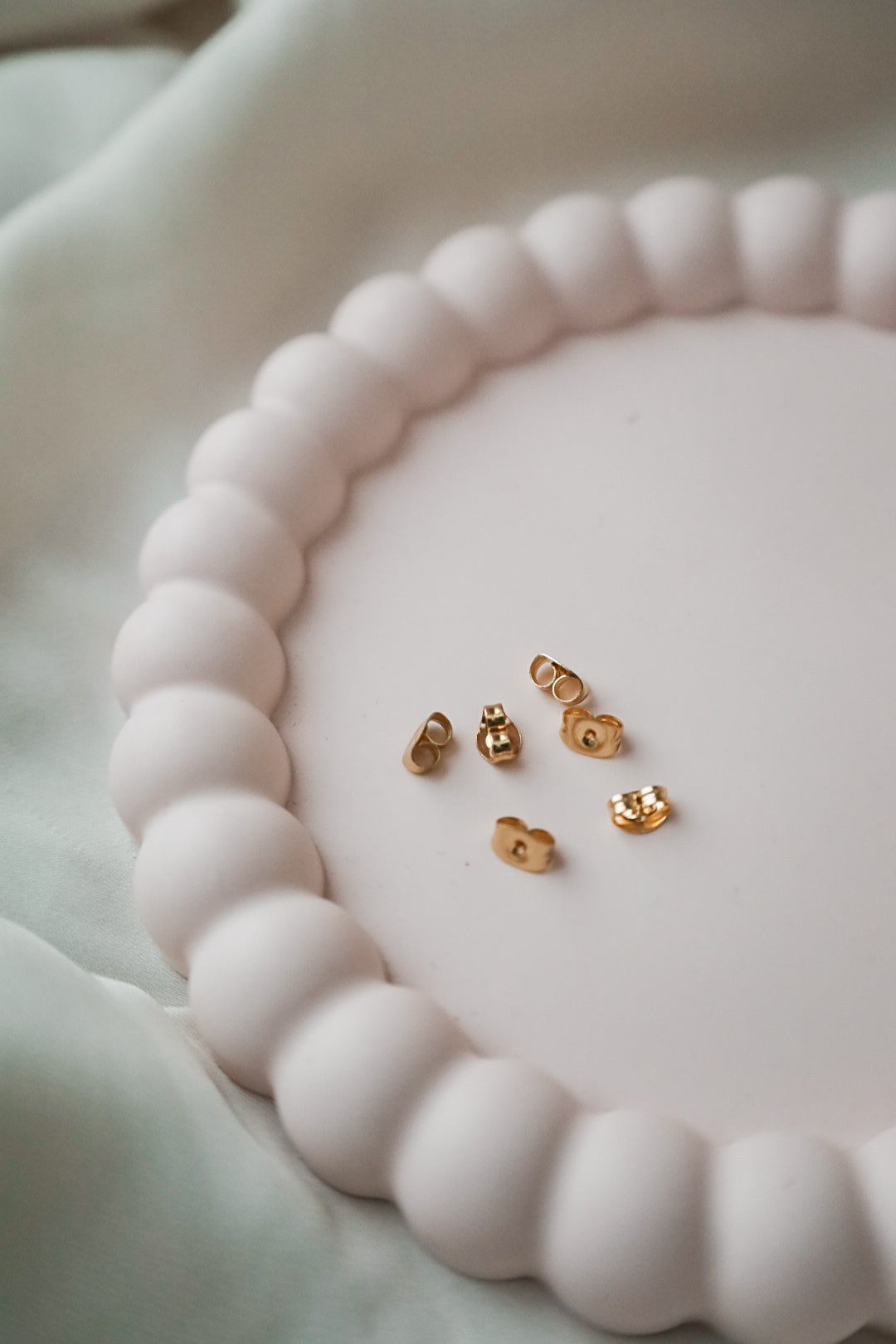 Korvakorun taustat, ruostumaton teräs