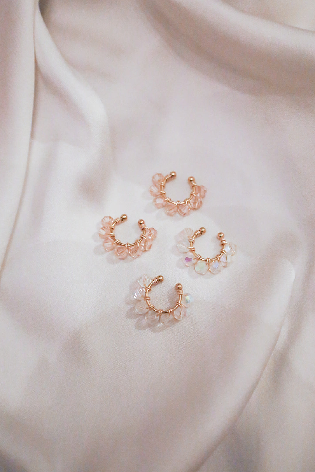 Ear cuff korvakorut väreissä vaaleanpunainen ja kristalli