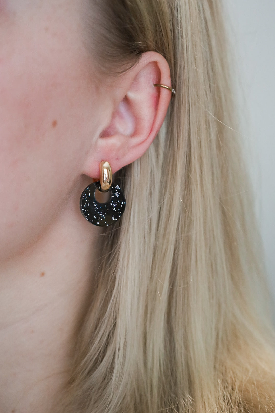 Sovituskuva Olivia korvakorut musta glitter akryyli